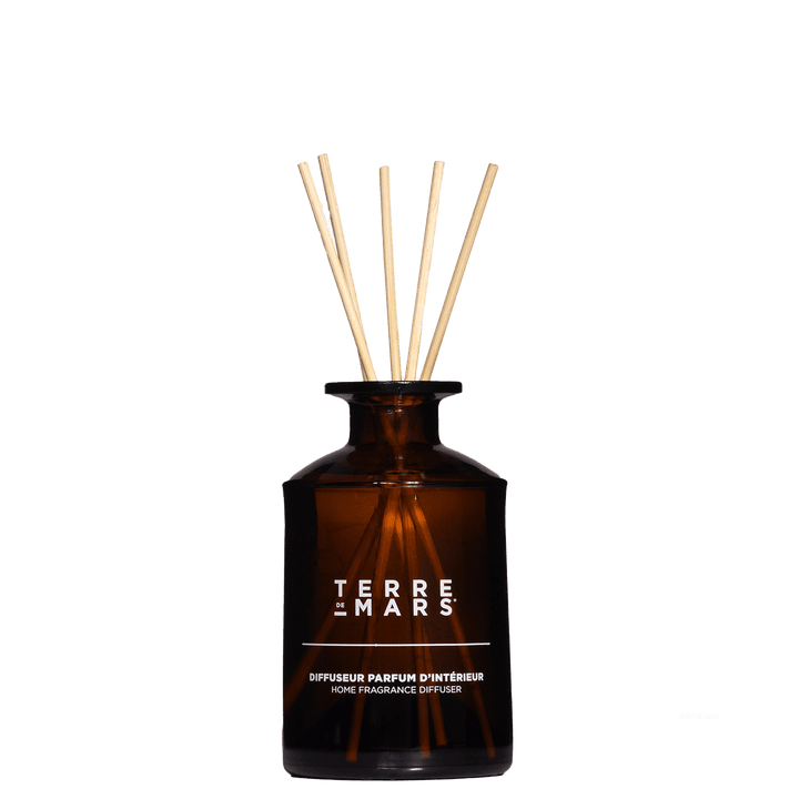 041 Révélation Diffuseur de Parfum d'Intérieur - Conçu pour les grands espaces, ce diffuseur 200ml accompagné de ses six tiges de rotin crée une ambiance parfumée unique dans votre intérieur durant 3 à 4 mois.Ce parfum étant créé avec des matières premièr