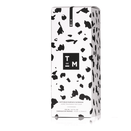 041 Révélation Diffuseur de Parfum d'Intérieur - Conçu pour les grands espaces, ce diffuseur 200ml accompagné de ses six tiges de rotin crée une ambiance parfumée unique dans votre intérieur durant 3 à 4 mois.Ce parfum étant créé avec des matières premièr