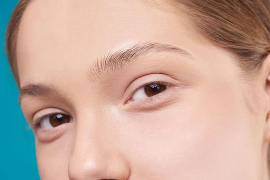 Contour des yeux à la caféine : les bienfaits