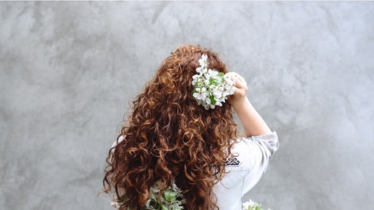 Cheveux bouclés : 5 astuces à adopter