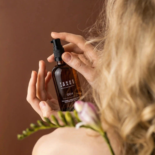 Caféine, aloe vera, protéine d'amande : le trio gagnant pour les cheveux sensibles