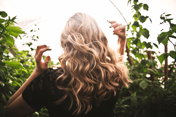 Comment éclaircir ses cheveux naturellement