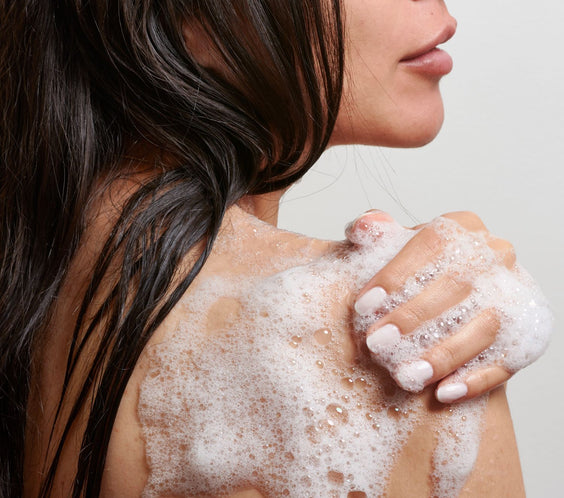 Gel Nettoyant Corporel Elégance - Pensé pour procurer une sensation de fraîcheur sans assécher la peau, il vous permet de vivre un rituel de détente, enivré par le parfum décontractant du thé blanc. Ce gel nettoyant est adapté aux peaux sensibles.Certifié