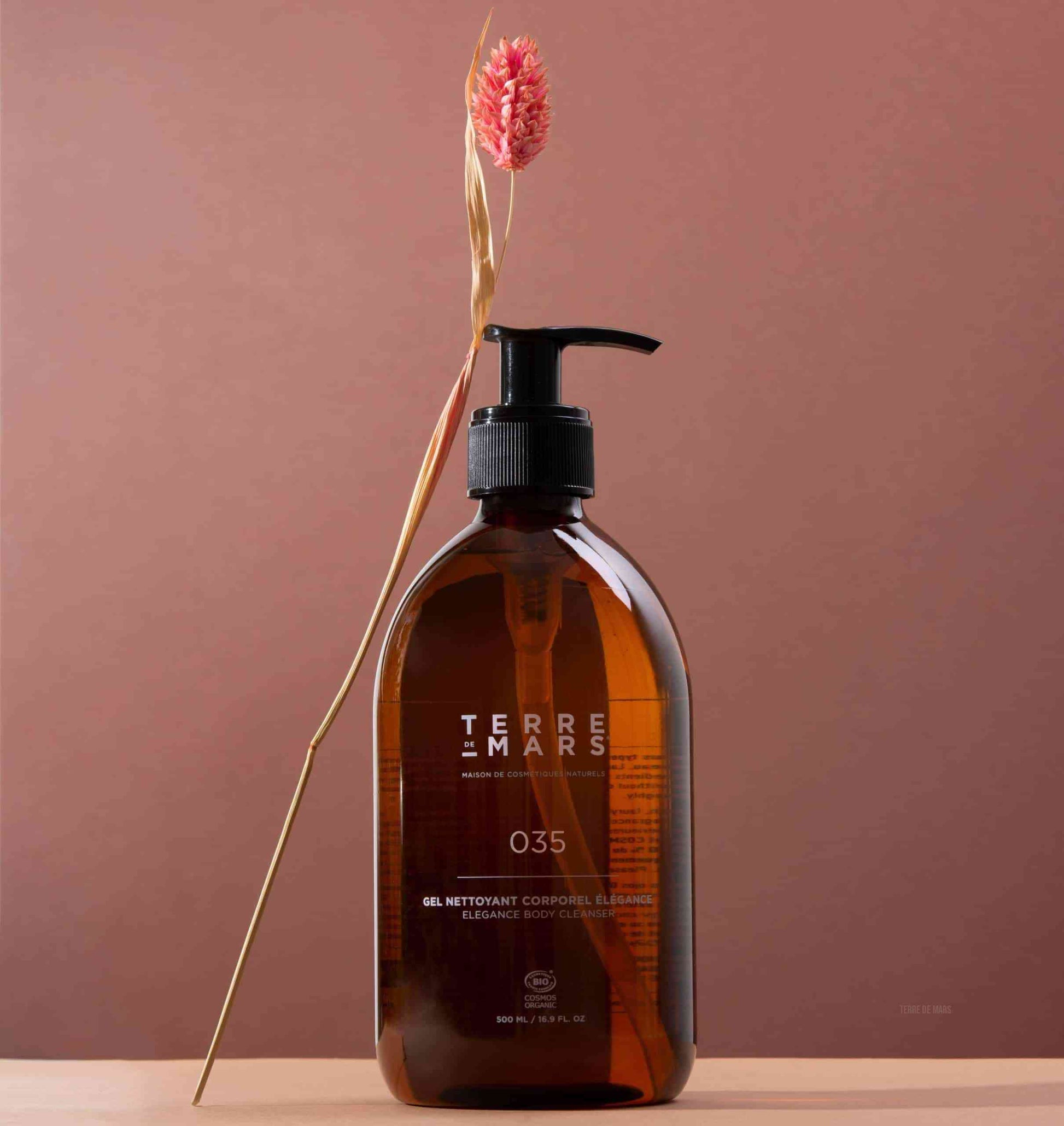 Gel Nettoyant Corporel Elégance - Pensé pour procurer une sensation de fraîcheur sans assécher la peau, il vous permet de vivre un rituel de détente, enivré par le parfum décontractant du thé blanc. Ce gel nettoyant est adapté aux peaux sensibles.Certifié