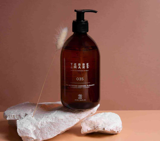 Gel Nettoyant Corporel Elégance - Pensé pour procurer une sensation de fraîcheur sans assécher la peau, il vous permet de vivre un rituel de détente, enivré par le parfum décontractant du thé blanc. Ce gel nettoyant est adapté aux peaux sensibles.Certifié