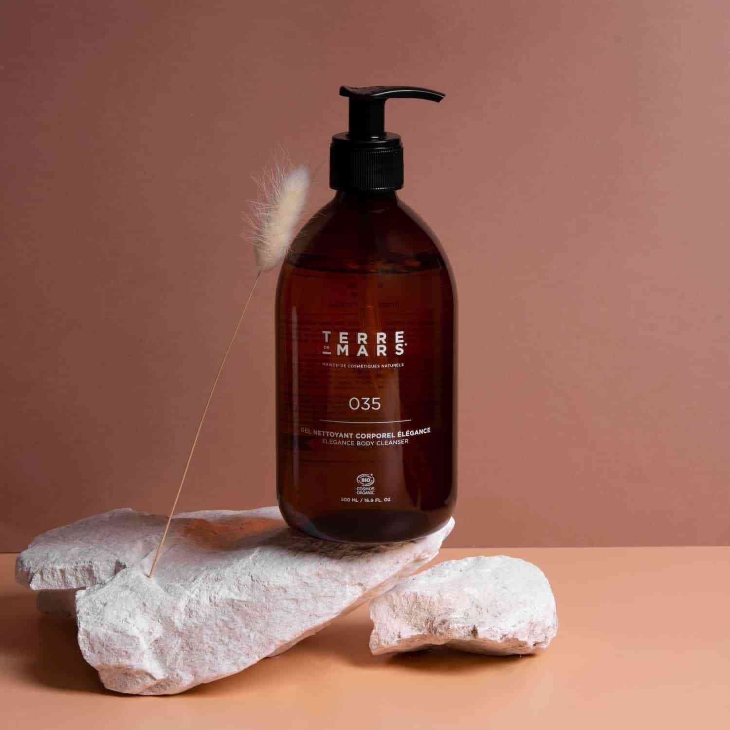 Gel Nettoyant Corporel Elégance - Pensé pour procurer une sensation de fraîcheur sans assécher la peau, il vous permet de vivre un rituel de détente, enivré par le parfum décontractant du thé blanc. Ce gel nettoyant est adapté aux peaux sensibles.Certifié