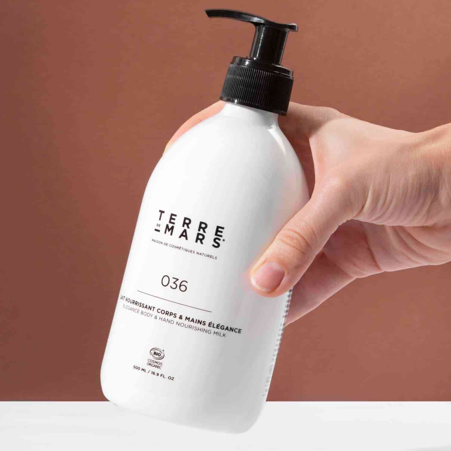 Lait Nourrissant Corps & Mains Elégance - Constitué d’ingrédients biologiques et d’actifs naturels, le lait pour le corps Imminence est adapté pour une utilisation quotidienne. Sa texture délicate, lisse et souple le rend particulièrement agréable à manip