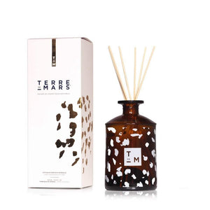 039 Intuition Diffuseur de Parfum d'Intérieur - Conçu pour les grands espaces, ce diffuseur 200ml accompagné de ses six tiges de rotin crée une ambiance parfumée unique dans votre intérieur durant 3 à 4 mois.Ce parfum étant créé avec des matières première