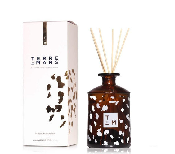 039 Intuition Diffuseur de Parfum d'Intérieur - Conçu pour les grands espaces, ce diffuseur 200ml accompagné de ses six tiges de rotin crée une ambiance parfumée unique dans votre intérieur durant 3 à 4 mois.Ce parfum étant créé avec des matières première