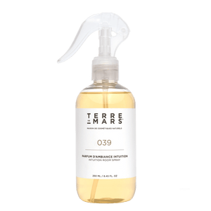 039 Intuition Diffuseur de Parfum d'Intérieur - Conçu pour les grands espaces, ce diffuseur 200ml accompagné de ses six tiges de rotin crée une ambiance parfumée unique dans votre intérieur durant 3 à 4 mois.Ce parfum étant créé avec des matières première