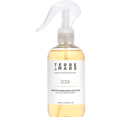 039 Intuition Diffuseur de Parfum d'Intérieur - Conçu pour les grands espaces, ce diffuseur 200ml accompagné de ses six tiges de rotin crée une ambiance parfumée unique dans votre intérieur durant 3 à 4 mois.Ce parfum étant créé avec des matières première