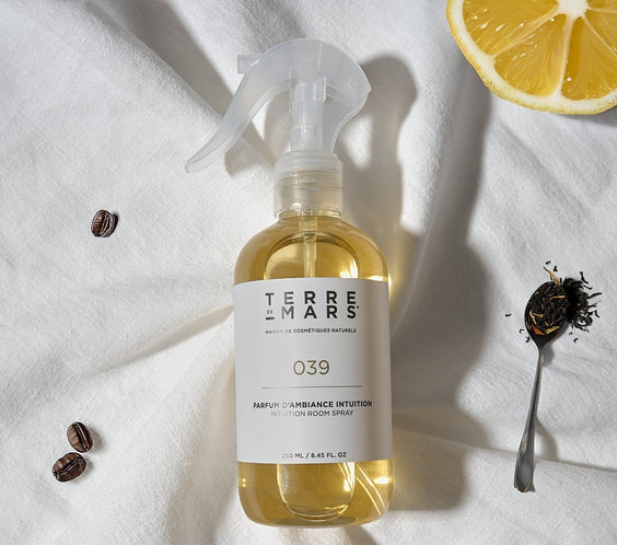 039 Intuition Diffuseur de Parfum d'Intérieur - Conçu pour les grands espaces, ce diffuseur 200ml accompagné de ses six tiges de rotin crée une ambiance parfumée unique dans votre intérieur durant 3 à 4 mois.Ce parfum étant créé avec des matières première