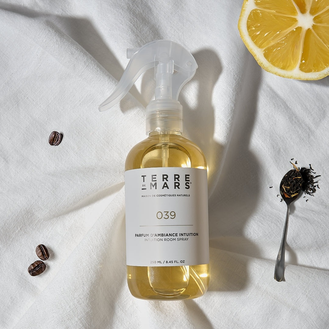 039 Intuition Diffuseur de Parfum d'Intérieur - Conçu pour les grands espaces, ce diffuseur 200ml accompagné de ses six tiges de rotin crée une ambiance parfumée unique dans votre intérieur durant 3 à 4 mois.Ce parfum étant créé avec des matières première