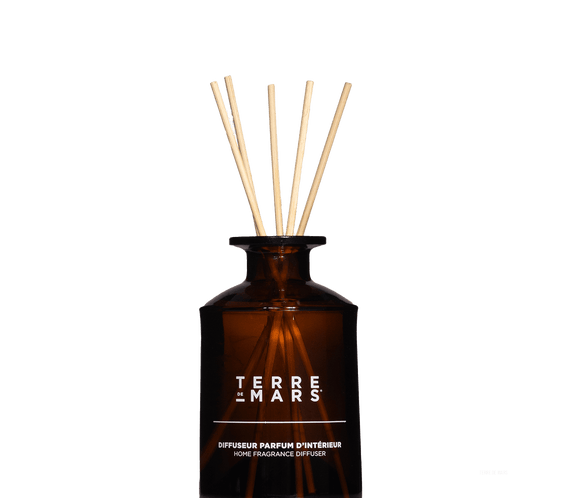 039 Intuition Diffuseur de Parfum d'Intérieur - Conçu pour les grands espaces, ce diffuseur 200ml accompagné de ses six tiges de rotin crée une ambiance parfumée unique dans votre intérieur durant 3 à 4 mois.Ce parfum étant créé avec des matières première