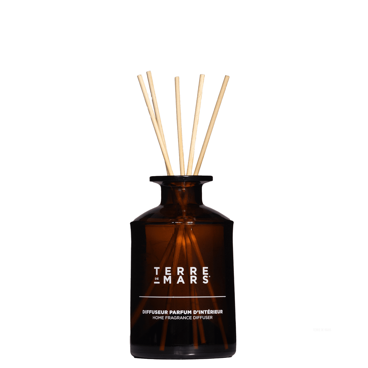 039 Intuition Diffuseur de Parfum d'Intérieur - Conçu pour les grands espaces, ce diffuseur 200ml accompagné de ses six tiges de rotin crée une ambiance parfumée unique dans votre intérieur durant 3 à 4 mois.Ce parfum étant créé avec des matières première