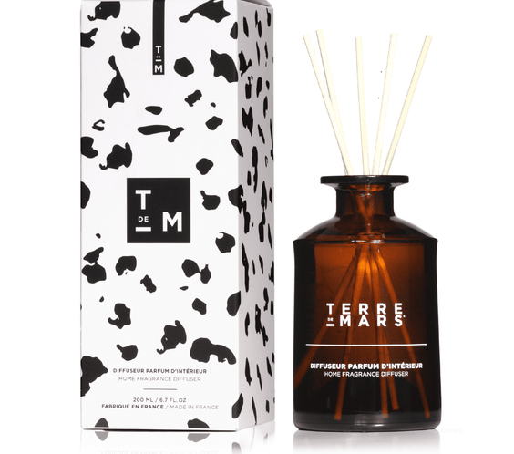 039 Intuition Diffuseur de Parfum d'Intérieur - Conçu pour les grands espaces, ce diffuseur 200ml accompagné de ses six tiges de rotin crée une ambiance parfumée unique dans votre intérieur durant 3 à 4 mois.Ce parfum étant créé avec des matières première