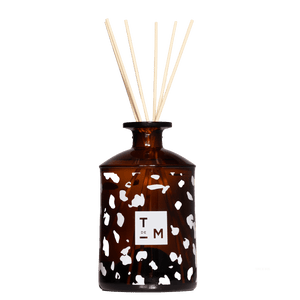 041 Révélation Diffuseur de Parfum d'Intérieur - Conçu pour les grands espaces, ce diffuseur 200ml accompagné de ses six tiges de rotin crée une ambiance parfumée unique dans votre intérieur durant 3 à 4 mois.Ce parfum étant créé avec des matières premièr