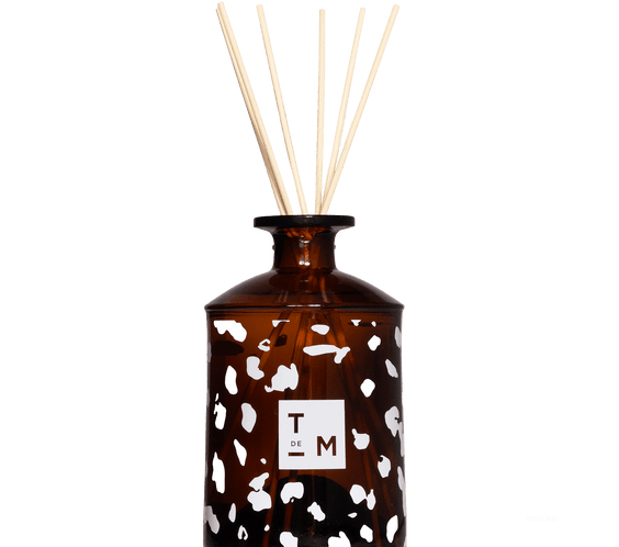 041 Révélation Diffuseur de Parfum d'Intérieur - Conçu pour les grands espaces, ce diffuseur 200ml accompagné de ses six tiges de rotin crée une ambiance parfumée unique dans votre intérieur durant 3 à 4 mois.Ce parfum étant créé avec des matières premièr