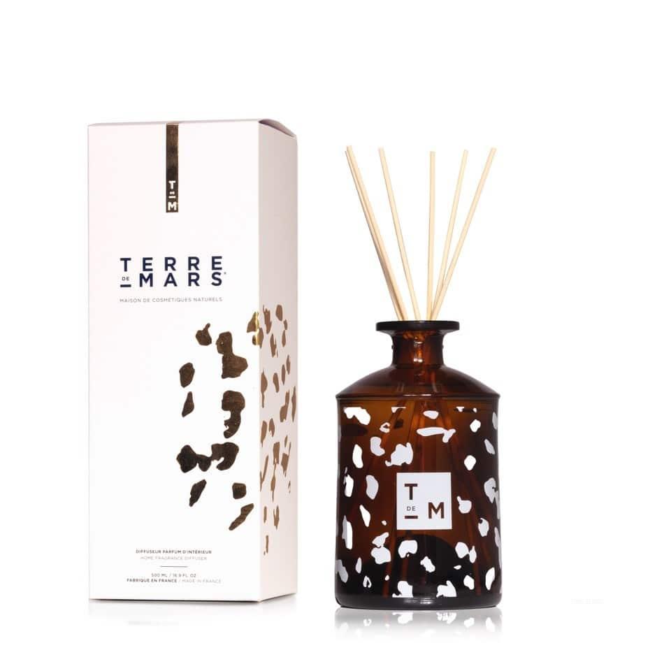 041 Révélation Indoor Fragrance Diffuser - Designed for large spaces, this 200 ml diffuser with six rattan sticks creates a unique scented atmosphere in your home for 3 to 4 months. This fragrance is made with raw materi