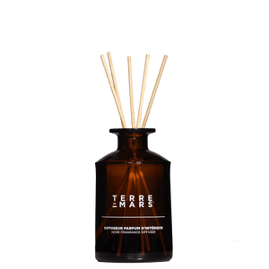 041 Révélation Diffuseur de Parfum d'Intérieur - Conçu pour les grands espaces, ce diffuseur 200ml accompagné de ses six tiges de rotin crée une ambiance parfumée unique dans votre intérieur durant 3 à 4 mois.Ce parfum étant créé avec des matières premièr