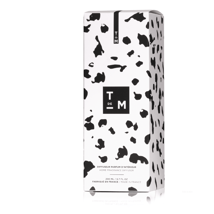 041 Révélation Diffuseur de Parfum d'Intérieur - Conçu pour les grands espaces, ce diffuseur 200ml accompagné de ses six tiges de rotin crée une ambiance parfumée unique dans votre intérieur durant 3 à 4 mois.Ce parfum étant créé avec des matières premièr