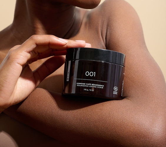 Gommage Résurgence - Éléments phares des rituels self beauté traditionnels, les gommages au café sont connus dans plusieurs régions du monde pour revitaliser et protéger la peau. Le gommage Résurgence élimine en douceur les débris cellulaires et laisse la