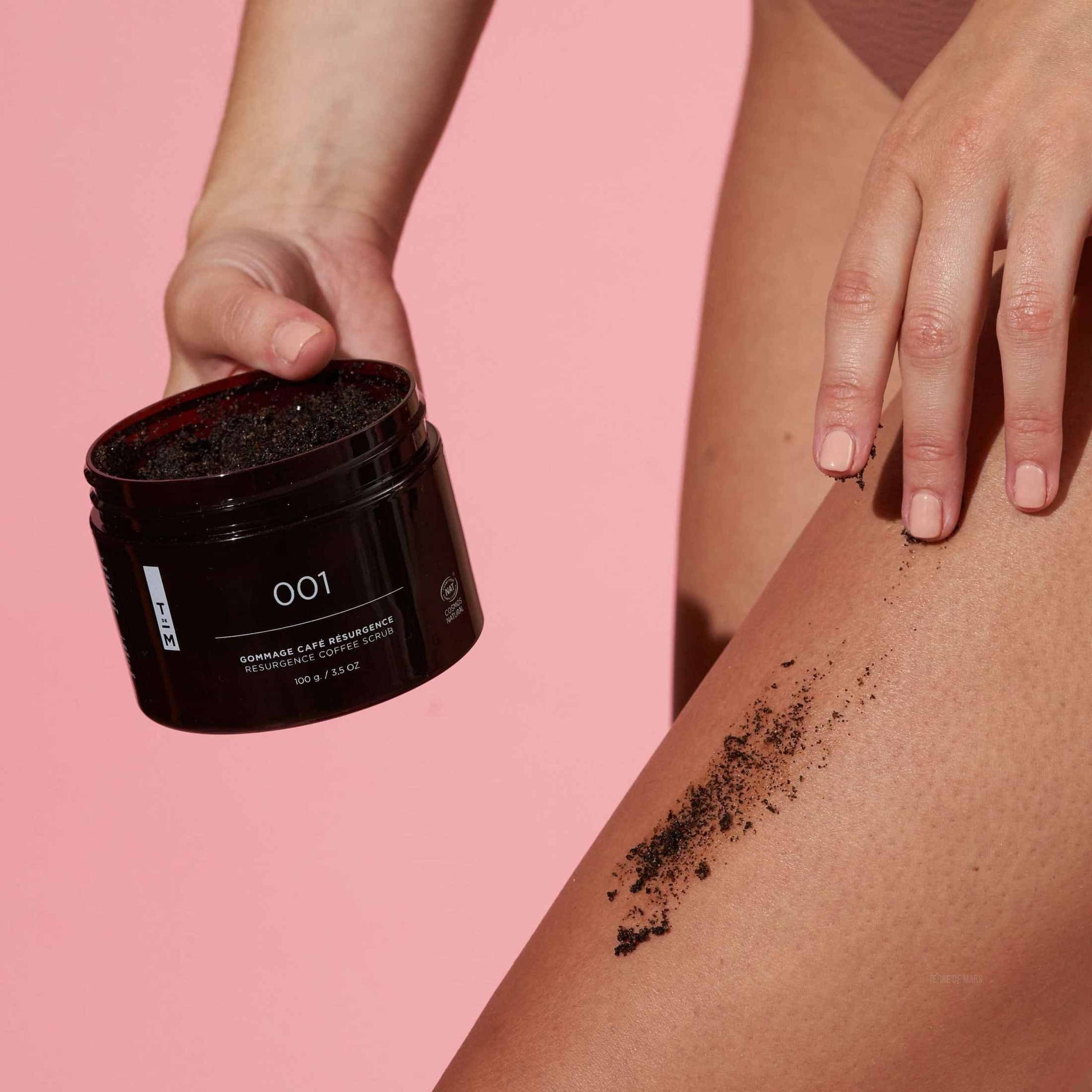 Gommage Résurgence - Éléments phares des rituels self beauté traditionnels, les gommages au café sont connus dans plusieurs régions du monde pour revitaliser et protéger la peau. Le gommage Résurgence élimine en douceur les débris cellulaires et laisse la