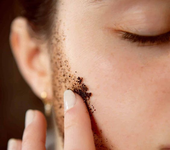 Gommage Résurgence - Éléments phares des rituels self beauté traditionnels, les gommages au café sont connus dans plusieurs régions du monde pour revitaliser et protéger la peau. Le gommage Résurgence élimine en douceur les débris cellulaires et laisse la