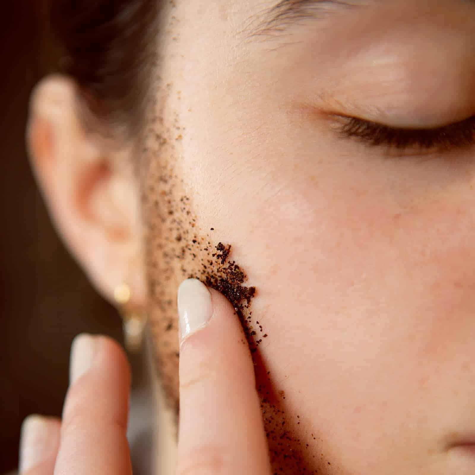 Gommage Résurgence - Éléments phares des rituels self beauté traditionnels, les gommages au café sont connus dans plusieurs régions du monde pour revitaliser et protéger la peau. Le gommage Résurgence élimine en douceur les débris cellulaires et laisse la
