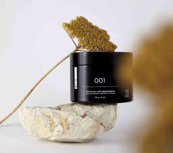 Gommage Résurgence - Éléments phares des rituels self beauté traditionnels, les gommages au café sont connus dans plusieurs régions du monde pour revitaliser et protéger la peau. Le gommage Résurgence élimine en douceur les débris cellulaires et laisse la