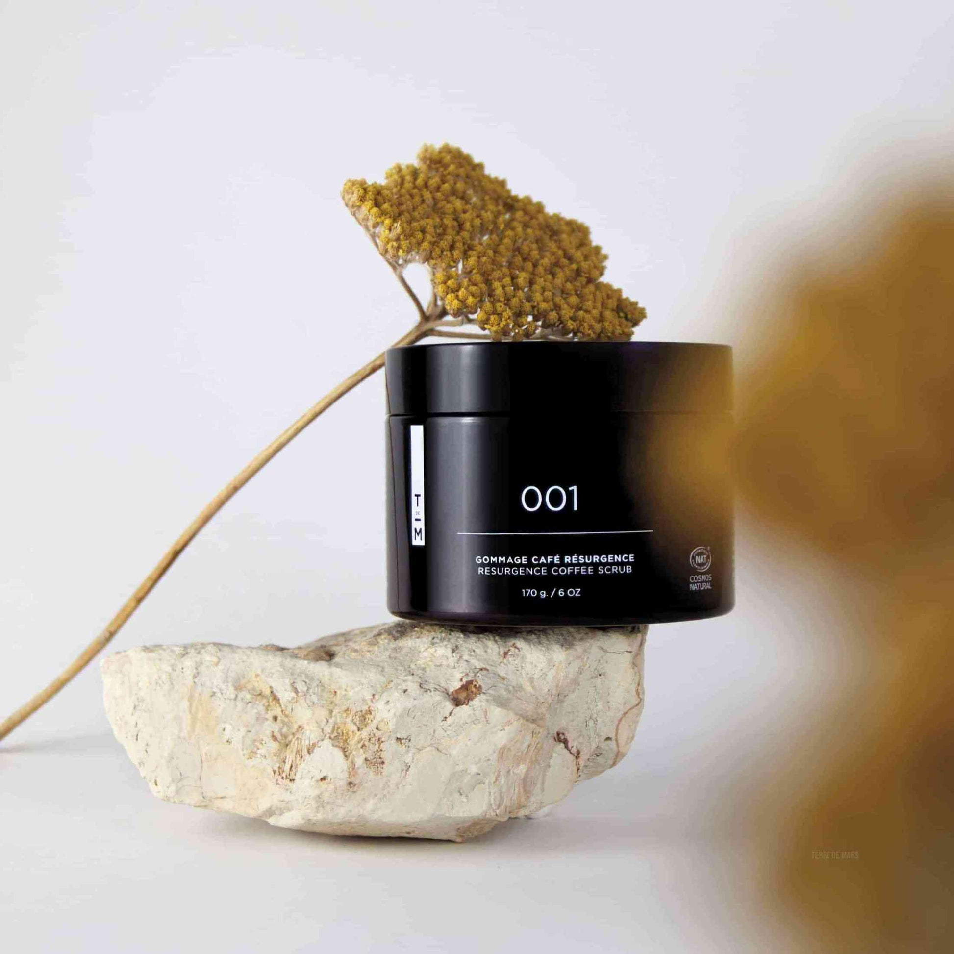 Gommage Résurgence - Éléments phares des rituels self beauté traditionnels, les gommages au café sont connus dans plusieurs régions du monde pour revitaliser et protéger la peau. Le gommage Résurgence élimine en douceur les débris cellulaires et laisse la