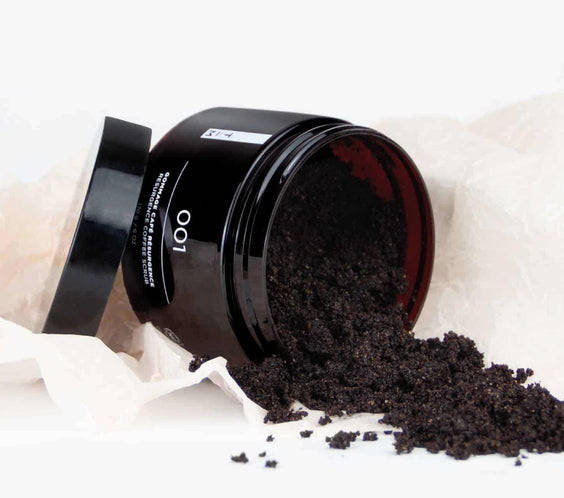 Gommage Résurgence - Éléments phares des rituels self beauté traditionnels, les gommages au café sont connus dans plusieurs régions du monde pour revitaliser et protéger la peau. Le gommage Résurgence élimine en douceur les débris cellulaires et laisse la
