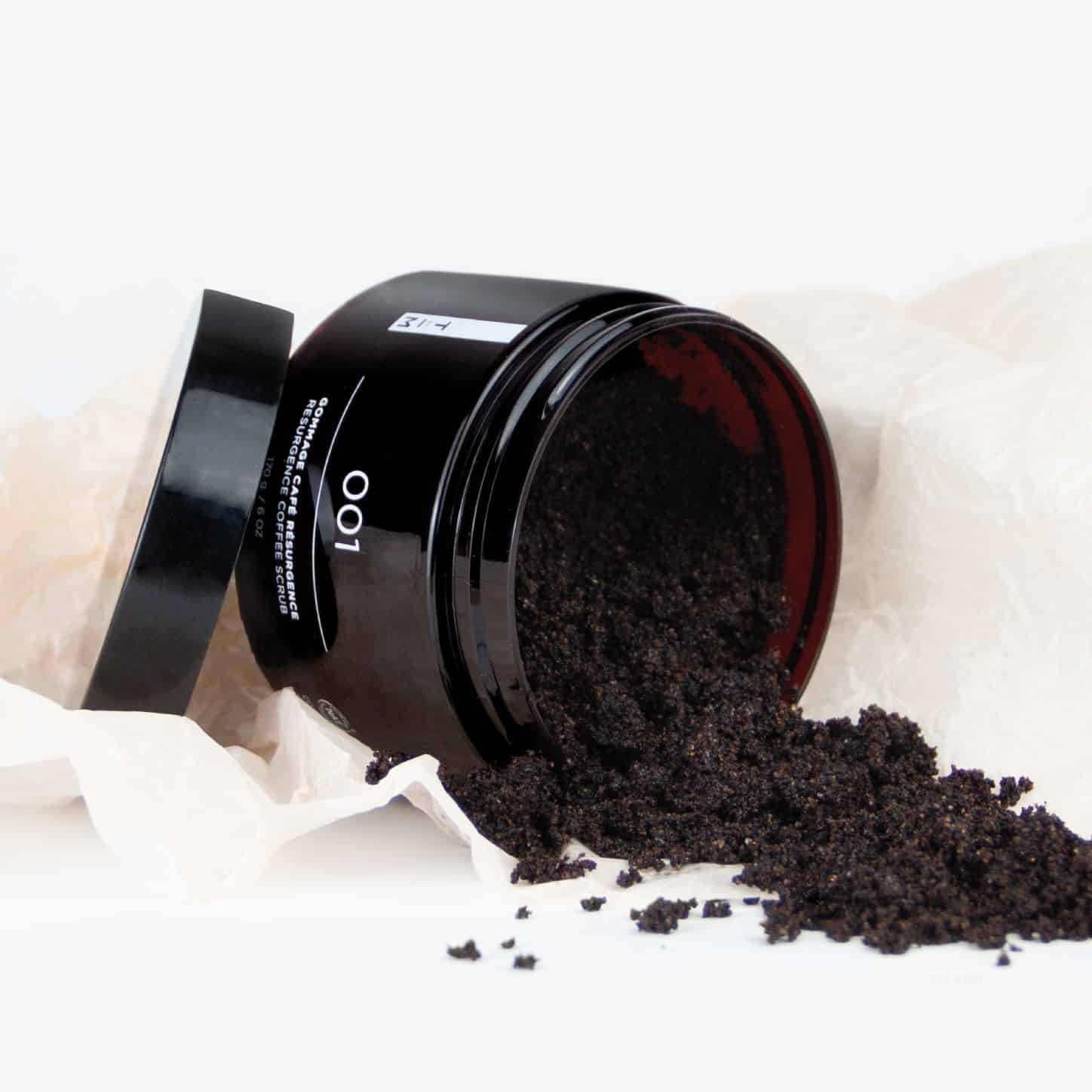 Gommage Résurgence - Éléments phares des rituels self beauté traditionnels, les gommages au café sont connus dans plusieurs régions du monde pour revitaliser et protéger la peau. Le gommage Résurgence élimine en douceur les débris cellulaires et laisse la