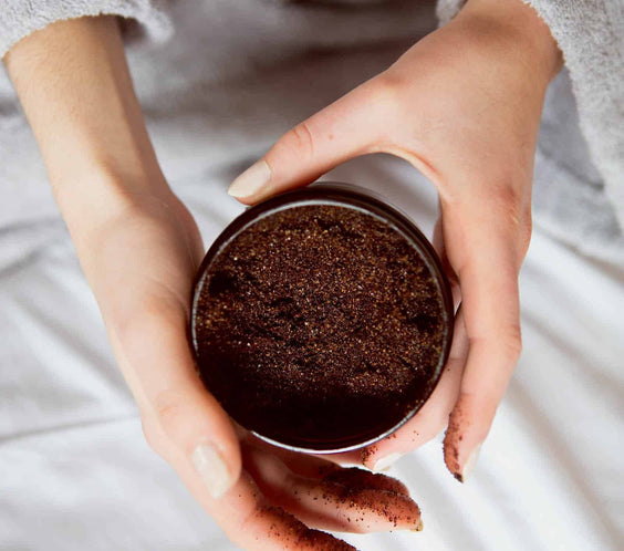Gommage Résurgence - Éléments phares des rituels self beauté traditionnels, les gommages au café sont connus dans plusieurs régions du monde pour revitaliser et protéger la peau. Le gommage Résurgence élimine en douceur les débris cellulaires et laisse la