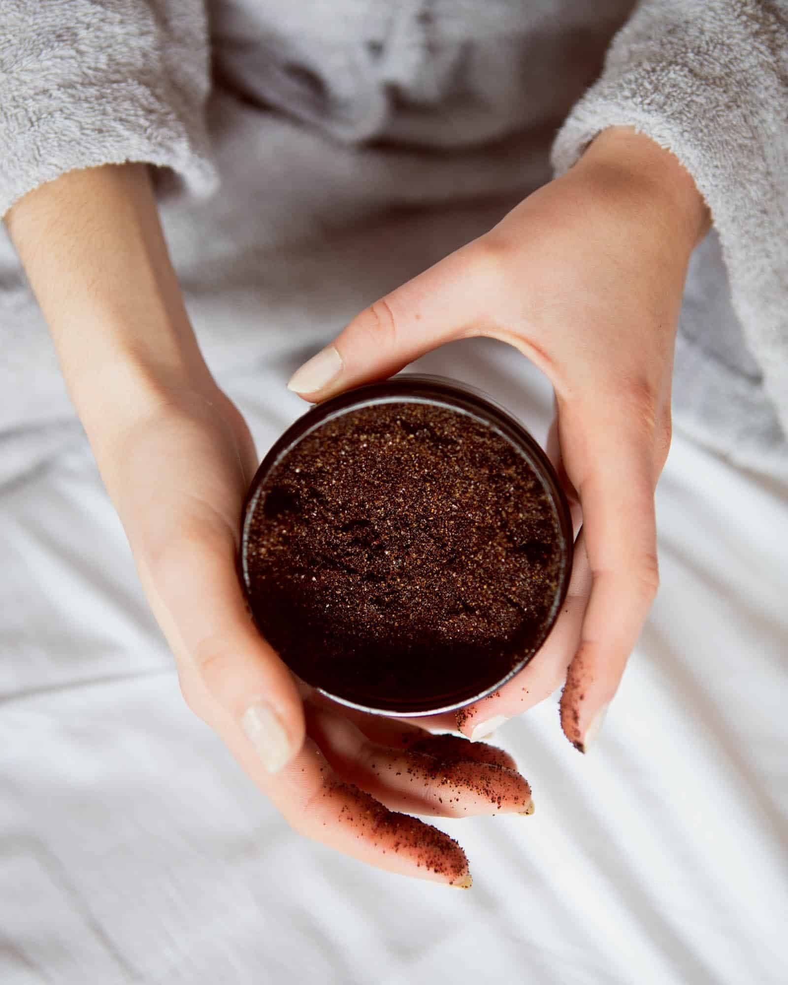 Gommage Résurgence - Éléments phares des rituels self beauté traditionnels, les gommages au café sont connus dans plusieurs régions du monde pour revitaliser et protéger la peau. Le gommage Résurgence élimine en douceur les débris cellulaires et laisse la